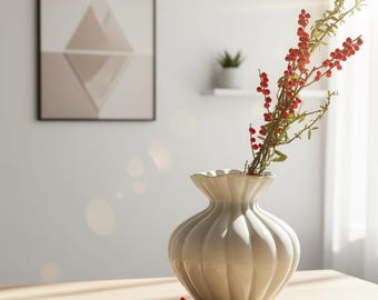 Wazon ceramiczny z żłobkowanymi krawędziami, element centralny z falbanką, nowoczesna minimalistyczna doniczka
