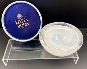 Portavelas de cristal blanco Kosta Boda Atoll, caja firmada por Anna Ehrner.