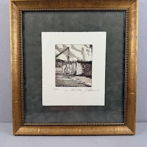 以下が含まれることがあります： 白い文字で「Welcome to our home」と書かれた素朴な木製の看板。 荒れた仕上がりとシンプルで魅力的なデザインで、玄関の装飾に最適です。