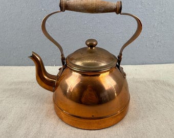 Tetera de cobre vintage fabricada en Portugal con mango de madera, detalles de latón y revestimiento de estaño.