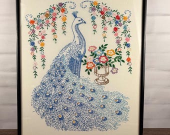 Textil enmarcado de arte popular con pavo real bordado a mano, estilo vintage de 1959, 18x22 pulgadas.
