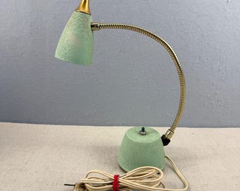Lámpara de escritorio de cuello de cisne verde craquelado de estilo moderno de mediados de siglo con pantalla tipo bala atómica (MCM)