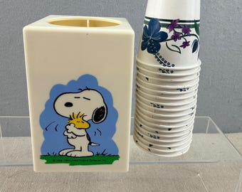Vintage Snoopy Woodstock 3oz Cup Dispenser Peanuts Plastic Bath Accessory