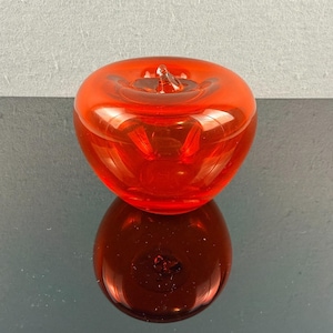Vintage Blenko Ruby Red, ręcznie dmuchany szklany przycisk do papieru w kształcie jabłka, przezroczysta nóżka, MCM