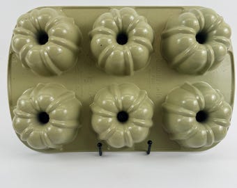 Teglia per mini tortine Bundt in stile nordico vintage con avocado e scatola