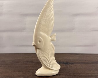 Keramik-Engelsfisch-Skulptur im Mid-Century-Stil, elfenbeinfarbene Glasur, 24 cm (9,5 Zoll).