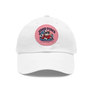 Cappello con bulldog patriottico alla guida di un'auto