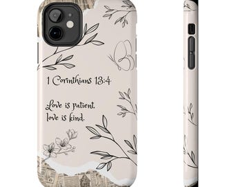 Pode incluir: Capa de telefone com fundo bege com desenhos a traço preto de folhas, flores e uma borboleta. A capa tem o texto "1 Coríntios 13:4" e "O amor é paciente, o amor é bondoso". A parte inferior tem um design de papel rasgado.