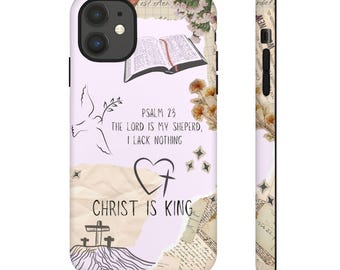 Pode incluir: Uma capa de telefone com um design de colagem que incorpora símbolos religiosos e texto. O design inclui um livro aberto, uma pomba, uma cruz e o texto "Salmo 23: O Senhor é o meu pastor, nada me falta" e "Cristo é Rei".