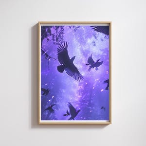 Puede incluir: Una impresión artística enmarcada que representa cuervos en vuelo sobre un fondo morado y azul. La obra de arte tiene una cualidad onírica, con los pájaros silueteados contra un cielo estrellado. El marco es de color madera clara.