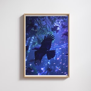 Puede incluir: Una impresión artística enmarcada que presenta una escena de bosque oscura y atmosférica. Cuervos silueteados vuelan a través de un bosque brumoso de tonos azules, con partículas brillantes que añaden un efecto mágico. La obra de arte está enmarcada en madera clara.