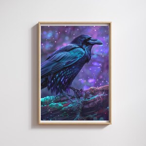 Puede incluir: Una impresión artística enmarcada que presenta una ilustración detallada de un cuervo posado en una rama cubierta de musgo. El cuervo tiene plumas iridiscentes azules y negras, sobre un fondo soñador púrpura y azul con luces brillantes.