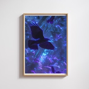 Puede incluir: Una impresión artística enmarcada que presenta una ilustración digital de cuervos en vuelo dentro de un bosque místico. La obra de arte está dominada por tonos azules y morados, con acentos brillantes y una cualidad onírica. Los cuervos se siluetean contra el vibrante fondo.