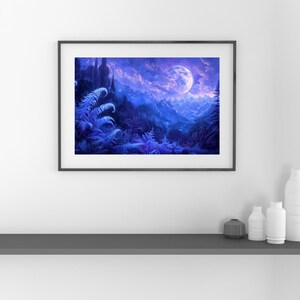 Pode incluir: Impressão de arte emoldurada retratando uma paisagem de fantasia. A obra de arte apresenta uma vibrante paleta de cores azul e roxa, com uma grande lua no céu, montanhas e folhagem exuberante. A impressão é exibida em uma moldura preta.