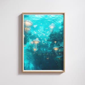 Puede incluir: Una impresión artística enmarcada que representa una escena submarina con medusas brillantes y casas encantadoras entre árboles. La obra de arte está dominada por tonos de azul y turquesa, creando una atmósfera onírica. La impresión está enmarcada en madera marrón claro.
