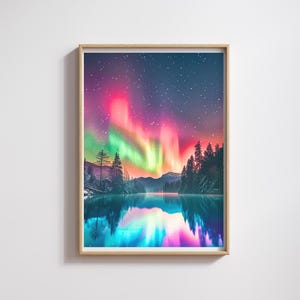 Puede incluir: Una impresión enmarcada que presenta una vívida representación de la Aurora Boreal. La obra de arte muestra una colorida exhibición de luces verdes, rosas y moradas sobre un lago sereno, con árboles y montañas silueteados.