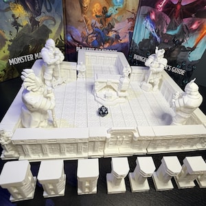 Puede incluir: Un conjunto de terreno blanco impreso en 3D para juegos de rol de mesa (TTRPG). El conjunto incluye un diseño de mazmorra modular con figuras, un dado y varios libros de reglas en el fondo. El terreno presenta elementos arquitectónicos detallados.