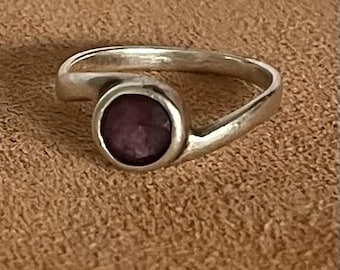 Vintage Sterling Silver Amethyst Ring – Minimal Bezel Set Gemstone Ring, Size 7