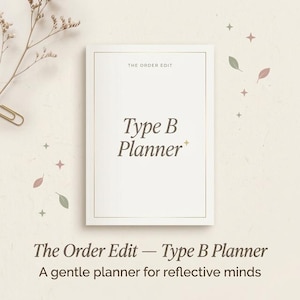 Puede incluir: Un planificador Tipo B blanco con borde dorado, con el texto "Type B Planner" y "The Order Edit". El planificador está sobre una superficie color crema con hojas y estrellas decorativas.