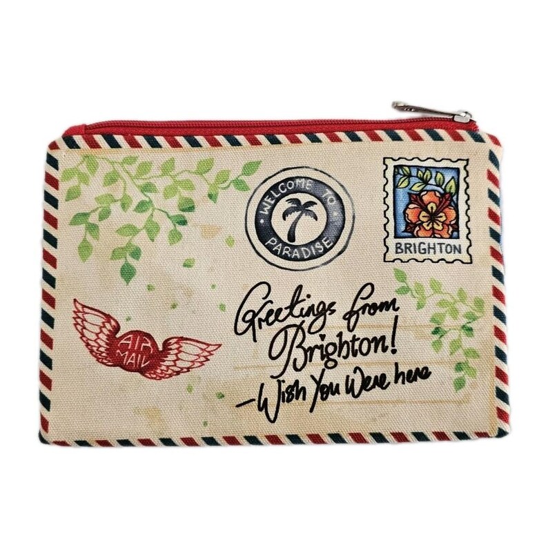 Pu&ograve; includere: Un astuccio rettangolare in tela con cerniera e finiture rosse, progettato per assomigliare a una cartolina vintage. L'astuccio presenta il testo "Greetings from Brighton! - Wish You Were Here" e un francobollo con un motivo floreale.