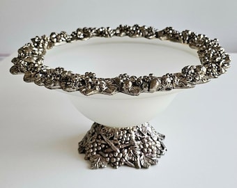 Centro de mesa con pedestal de cristal esmerilado de la colección Vintage Arthur Court Grape.