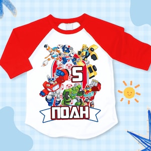 Könnte beinhalten: Weißes und rotes Raglan-T-Shirt mit einem Cartoon-Roboter-Motiv. Die Zahl "5" ist abgebildet, zusammen mit dem Namen "Noah" in einem Banner. Das T-Shirt hat rote Ärmel und einen runden Halsausschnitt. Geeignet für einen Kindergeburtstag.