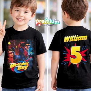 Könnte beinhalten: Schwarzes T-Shirt mit einem Superhelden-Motiv und dem Text "Birthday Boy" auf der Vorderseite. Auf der Rückseite des Shirts stehen der Name "William" und die Zahl "5" in einem gelb-roten Design. Das Shirt ist für ein Kind.
