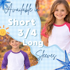 Puede incluir: Dos ni&ntilde;os con camisetas blancas de estilo b&eacute;isbol con mangas de colores. La ni&ntilde;a tiene una manga rosa y el ni&ntilde;o una manga morada. La imagen incluye el texto "Available in: Short, 3/4, Long Sleeves."
