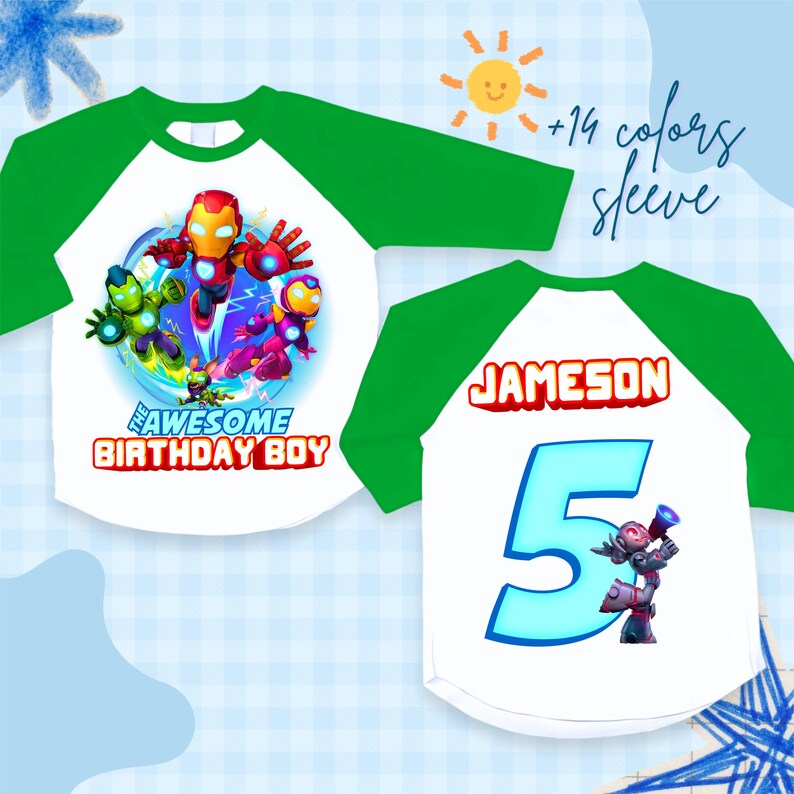 Puede incluir: Camisetas de estilo ragl&aacute;n blancas y verdes. Una camiseta presenta un gr&aacute;fico colorido de superh&eacute;roes con el texto "THE AWESOME BIRTHAY BOY". La otra camiseta tiene el nombre "JAMESON" y el n&uacute;mero "5" con un gr&aacute;fico de robot.