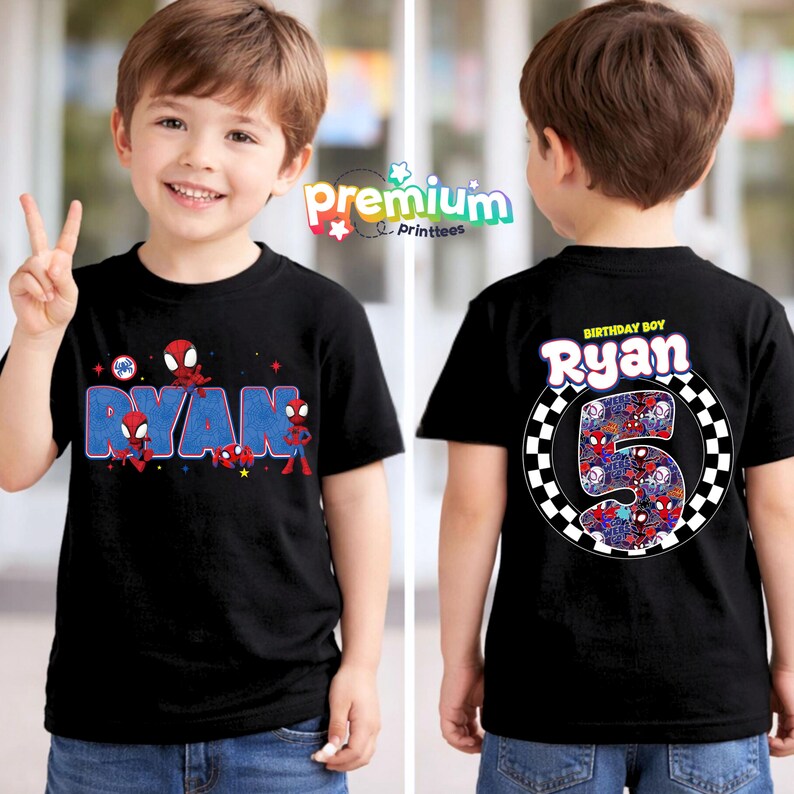 Może przedstawiać: Czarna koszulka z imieniem "Ryan" w niebieskich literach i grafiką Spider-Mana. Tył koszulki przedstawia napis "Birthday Boy" i "Ryan" nad cyfrą 5 ze wzorem Spider-Mana, otoczoną szachownicą.