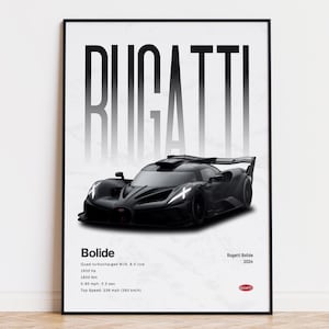 Może przedstawiać: Oprawiony plakat przedstawiający czarny samochód wyścigowy Bugatti Bolide. Plakat zawiera nazwę samochodu, specyfikacje i logo Bugatti. Słowo "BUGATTI" jest widoczne u góry w czcionce gradientowej.
