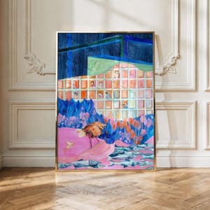 Op de afbeelding: Een ingelijste kunstdruk met een surrealistisch landschap met een roze voorgrond, blauwe en oranje bladeren en een rasterachtige structuur met figuren. Het kunstwerk heeft een gouden lijst en een dromerige kwaliteit.