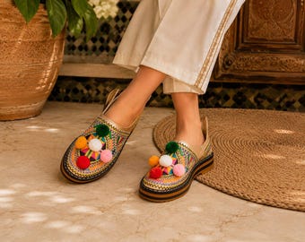 Mocassini berberi marocchini fatti a mano per donna, scarpe con pompon colorati, mocassini tradizionali marocchini, ballerine etniche boho, scarpe artigianali in pelle