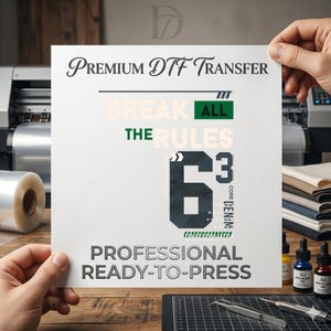 Könnte beinhalten: Ein weißes Blatt mit dem Text PREMIUM DTF TRANSFER oben und PROFESSIONAL READY-TO-PRESS unten. In der Mitte stehen die Wörter BREAK ALL THE RULES in Grün und Beige, neben einer großen dunkelblauen Zahl 63 mit zusätzlichem Text.