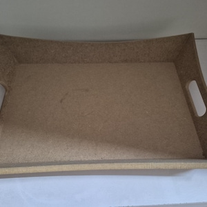 Può includere: Un set di tre tazze in ceramica con finitura opaca e macchiettata. Le tazze sono nei toni del crema, grigio chiaro e grigio scuro. Ogni tazza ha un design semplice e moderno e un manico arrotondato. Per caffè o tè.