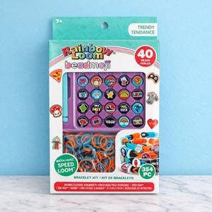 Peut inclure: Un kit de bracelets Rainbow Loom beadmoji avec 354 pièces. Le kit comprend 40 perles, des élastiques, un métier à tisser rapide et des instructions. La boîte présente des breloques colorées de style emoji et le texte "Trendy Tendance".