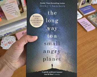 El largo camino hacia un pequeño planeta furioso / Becky Chambers / Ciencia ficción / Ganadora del premio Hugo / Novela de ficción acogedora centrada en los personajes