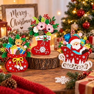 Könnte beinhalten: Drei dekorative Weihnachtsornamente bestehend aus einem roten Filzstrumpf, einer roten Geschenktüte mit Teddybär und einem roten Schlitten mit Weihnachtsmann. Jedes Stück ist mit bunten Geschenkboxen, grünem Laub und roten Beeren gefüllt.