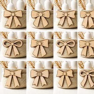 Puede incluir: Una colección de doce cestas de cuerda trenzada blanca, cada una con un lazo de madera de color claro fijado en la parte frontal. Las cestas están dispuestas en una cuadrícula, mostrando varias formas de lazos, incluyendo algunos con corazones.
