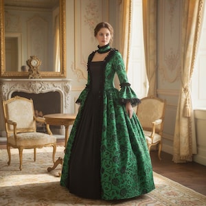 Puede incluir: Un vestido histórico verde y negro con un estampado floral. El vestido presenta mangas largas con puños acampanados, un cuello alto y una falda amplia. Ribetes de encaje negro acentúan el corpiño y las mangas. El vestido se usa en una habitación con muebles antiguos.