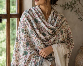 Chal color crema bordado a mano, bordado floral Sozni, regalo de boda estilo bohemio (pieza única).