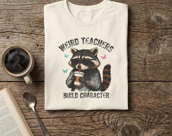Camiseta divertida de mapache con el mensaje "Los profesores raros desarrollan el carácter" / Regalo para profesores amantes del café / Camiseta para profesores sarcásticos / Vuelta al cole