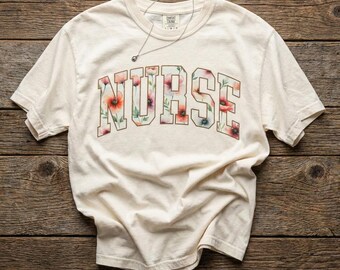 Camiseta de enfermera con estampado de amapolas en acuarela, camiseta Comfort Colors RN, ropa médica floral