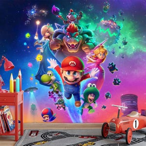 Könnte beinhalten: Ein lebendiges Wandbild mit Charakteren aus dem Super Mario-Franchise, darunter Mario, Bowser, Prinzessin Peach und Yoshi, vor einem farbenfrohen Weltraumhintergrund. Ein rotes Spielzeugauto und ein roter Beistelltisch mit Büchern und einer Lampe befinden sich im Vordergrund.