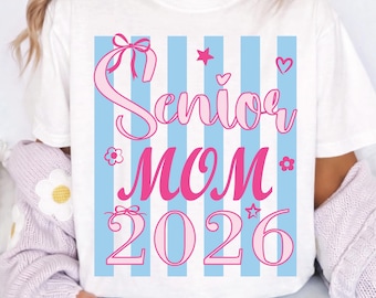 Mamma dell'ultimo anno 2026 PNG, Mamma della classe del 2026 PNG, Design per sublimazione per la laurea Coquette, Maglietta preppy per la mamma dell'ultimo anno PNG