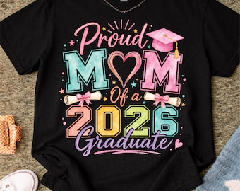 Mamma orgogliosa di un laureato del 2026 PNG, Laurea del 2026 PNG, Design floreale per la sublimazione della laurea, Maglietta per la mamma della classe del 2026 PNG