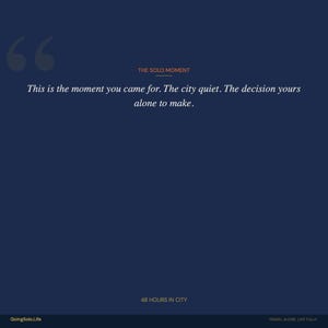 Op de afbeelding: Donkerblauwe afbeelding met de tekst "THE SOLO MOMENT" en een citaat: "This is the moment you came for. The city quiet. The decision yours alone to make." De tekst "48 HOURS IN CITY" is ook aanwezig.