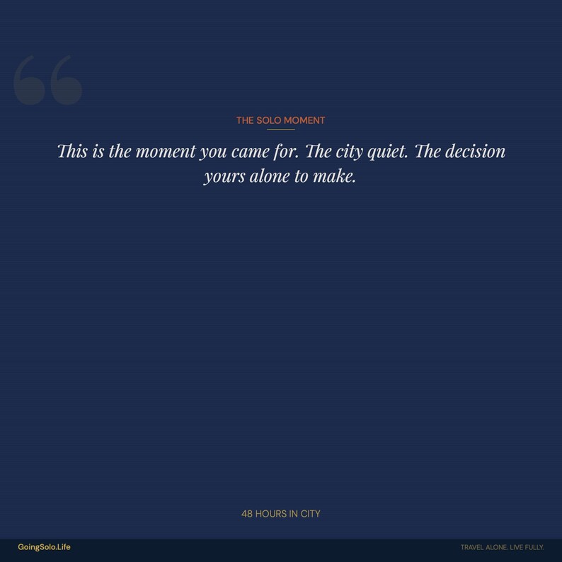 Pu&ograve; includere: Una stampa grafica blu scuro con il testo THE SOLO MOMENT, seguita dalla citazione: This is the moment you came for. The city quiet. The decision yours alone to make. In basso, il testo riporta 48 HOURS IN CITY e GoingSolo.Life.