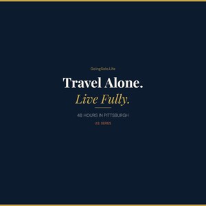 Puede incluir: Gr&aacute;fico azul oscuro con el texto "Travel Alone. Live Fully." y "48 Hours in Pittsburgh U.S. Series." La parte superior e inferior del gr&aacute;fico tienen un borde dorado. Tambi&eacute;n se muestra el sitio web GoingSolo.Life.