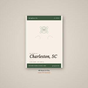 Op de afbeelding: Een cr&egrave;mekleurige reisgids getiteld "48 Hours in Charleston, SC" met een groene kop- en voettekst. De gids heeft een minimalistisch ontwerp met de tekst "GoingSolo.Life" en "U.S. SERIES". De onderkant van de gids luidt "48 Hours in City" en "Instant PDF Download".